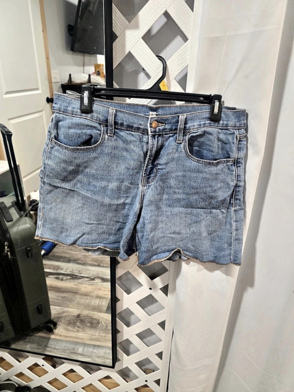 Denim Scalloped Jean Shorts in Blue
